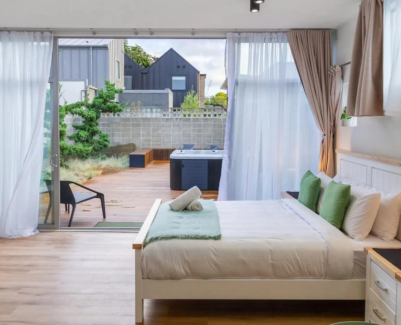 כרייסטצ'רץ' Luxury King Studio With Spa And Private Carpark