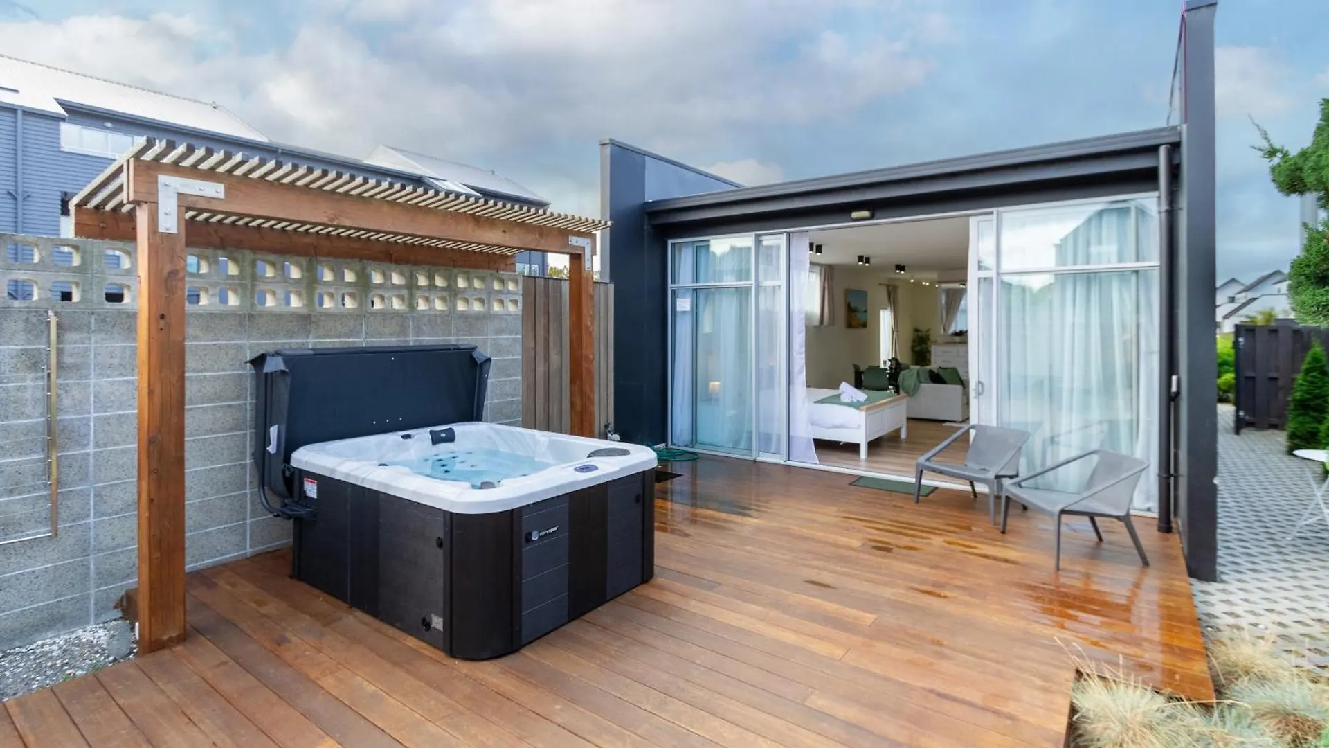 כרייסטצ'רץ' Luxury King Studio With Spa And Private Carpark