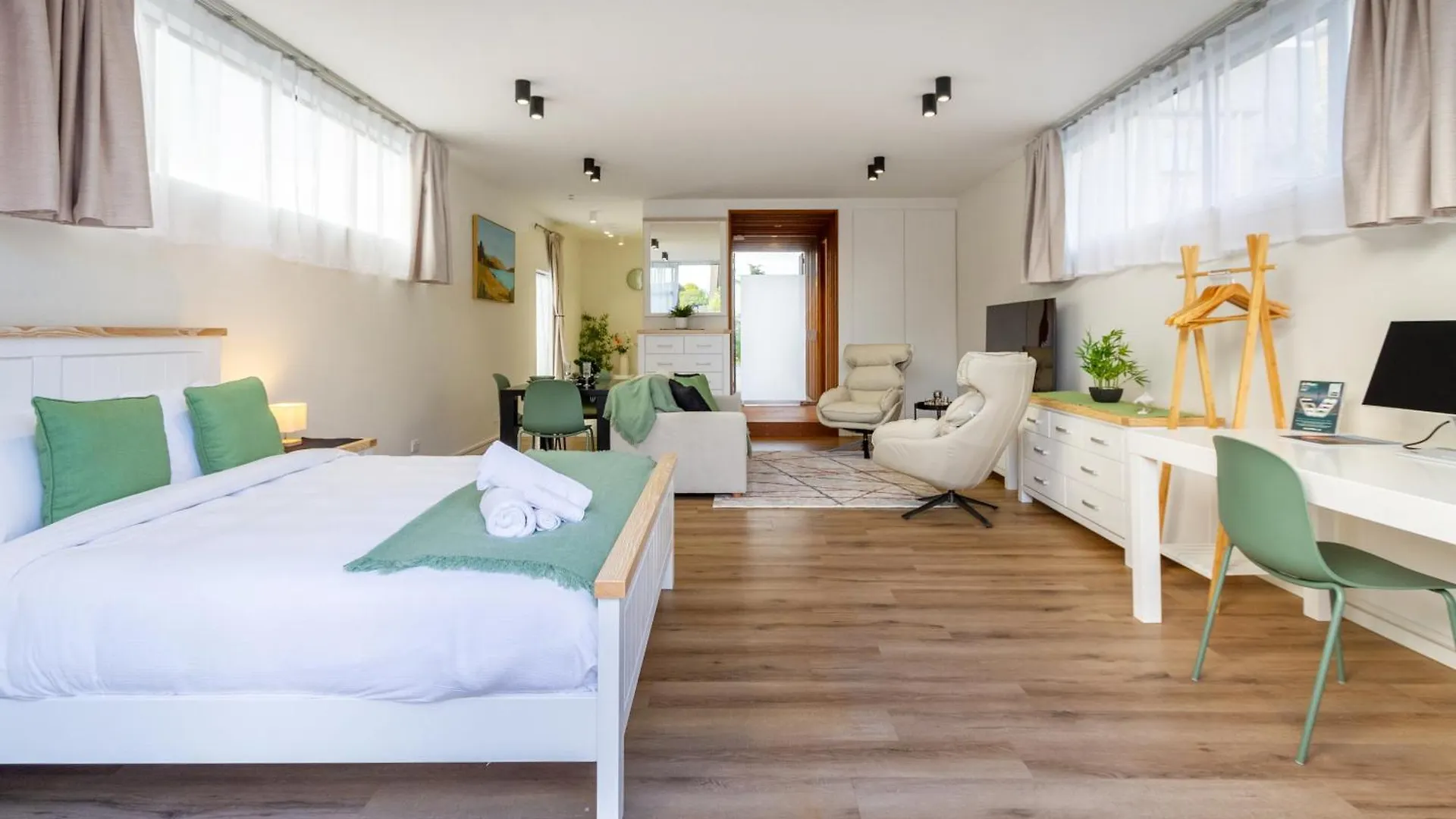 כרייסטצ'רץ' Luxury King Studio With Spa And Private Carpark